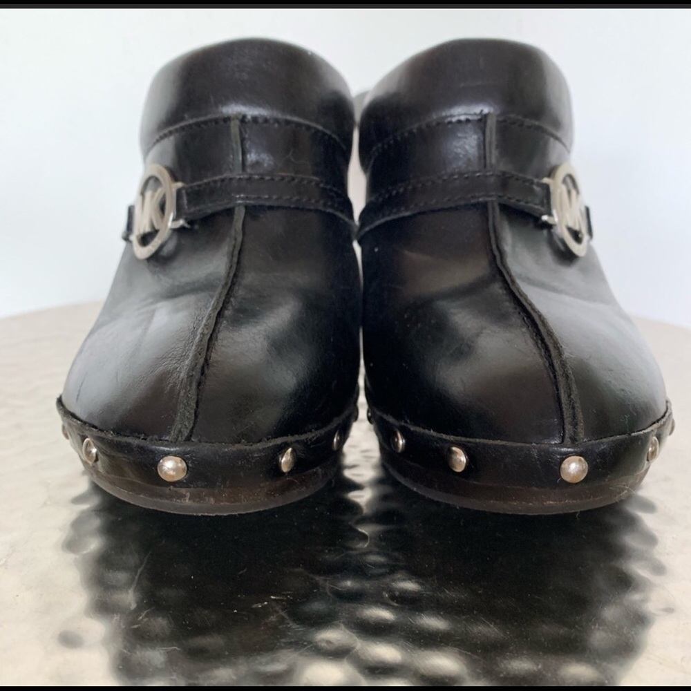 MICHAEL KORS BLACK ALL LEATHER CLOGS/MULES. - Picture 2 of 6